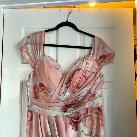 City chic powder floral off the shoulder wedding guest dress - Picture 3 of 4